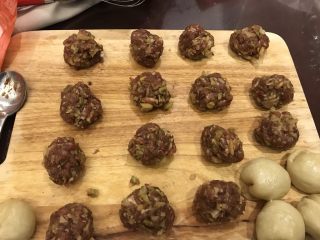 4、鲜肉榨菜烤包子,分成10个(平均30g一团)