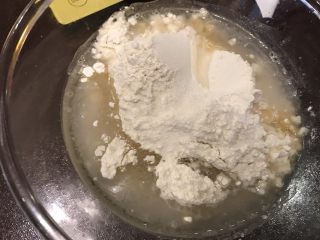 5、鲜肉榨菜烤包子,制作水油皮(混合面粉、水、油、盐)