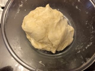 6、鲜肉榨菜烤包子,揉成光滑面团