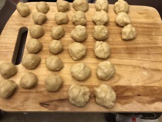 8、鲜肉榨菜烤包子,将水油皮(25g一团)、油酥(15g)各分为10团