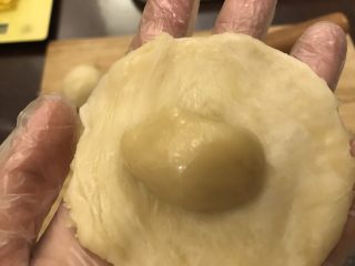 9、鲜肉榨菜烤包子,水油皮擀开包住油酥