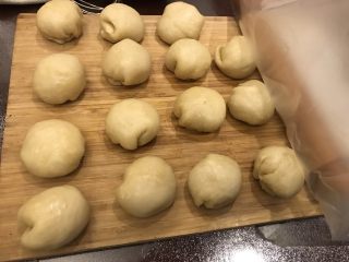 11、鲜肉榨菜烤包子,松弛15分钟