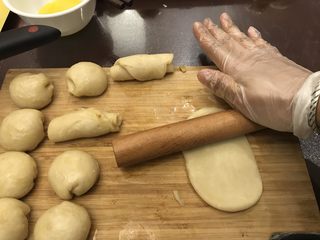 12、鲜肉榨菜烤包子,擀开面团