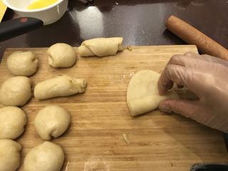 13、鲜肉榨菜烤包子,从一端卷起