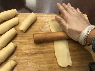 15、鲜肉榨菜烤包子,再次竖着擀开