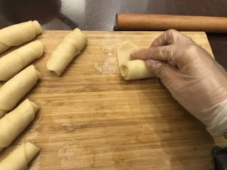 16、鲜肉榨菜烤包子,从一端卷起