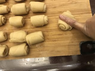 18、鲜肉榨菜烤包子,手指按压中部