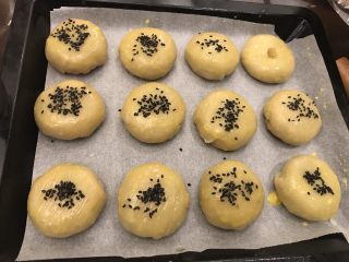 22、鲜肉榨菜烤包子,刷蛋液撒芝麻