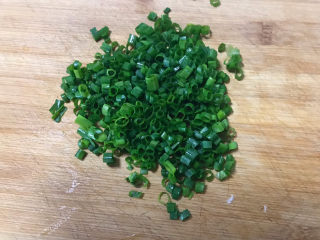 4、爆炒牛蛙,香葱叶切成小丁