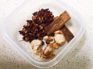 5、爆炒牛蛙,干料：花椒粒，八角，桂皮，山奈