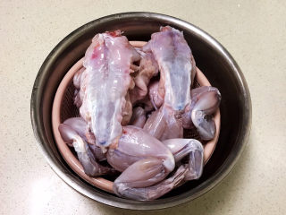 6、爆炒牛蛙,把牛蛙清洗干净