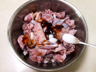 8、爆炒牛蛙,在牛蛙里面加入料酒，蚝油，生抽，白胡椒粉，精盐