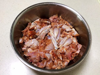 9、爆炒牛蛙,充分调匀，腌制30分钟