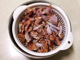 10、爆炒牛蛙,把腌制入味的牛蛙里面的汤汁过滤除去