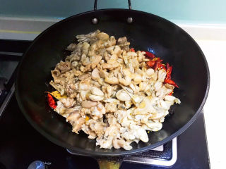 21、爆炒牛蛙,加入炸制好的牛蛙