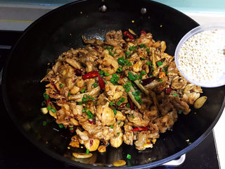 24、爆炒牛蛙,加入熟白芝麻