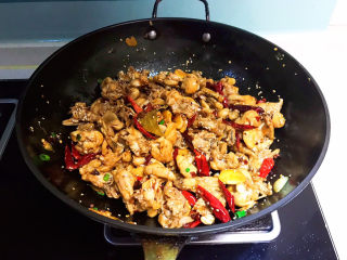 25、爆炒牛蛙,翻炒均匀即可