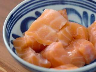 4、奶油炖菜,三文鱼块用一点米酒和一小撮盐腌制十分钟