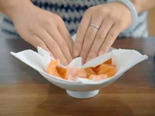 6、奶油炖菜,用厨房纸巾擦干三文鱼块表面渗出的液体