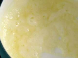 11、奶油炖菜,炒至面粉稍微冒小泡泡之后分两次倒入牛奶，不停地搅拌，直到成为浓稠状的白酱