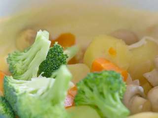 12、奶油炖菜,蔬菜煮软之后取出木鱼花汤包，把蔬菜和汤汁转移到白酱中，西兰花下锅，之前煎过的三文鱼也入锅