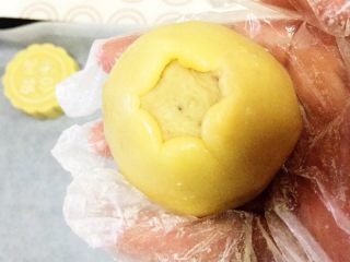 9、传统广式莲蓉月饼,收好口子