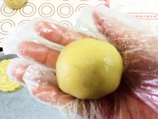 10、传统广式莲蓉月饼,轻轻的搓成头大身小的圆柱形