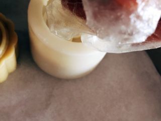 12、传统广式莲蓉月饼,用力均匀的压紧，推出