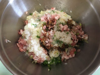 3、糯米肉丸子,加入料酒，鸡精，姜粉，花椒粉等所有调料