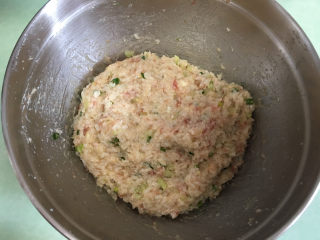 5、糯米肉丸子,使其混合均匀，揉至粘稠。