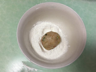 8、糯米肉丸子,然后放入玉米淀粉的碗中，粘适量淀粉。