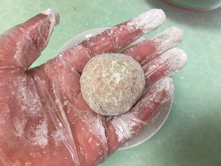 9、糯米肉丸子,再用两只手的手心搓揉，将玉米淀均匀的裹在丸子上。