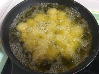 11、糯米肉丸子,锅中倒入适量油（最少也要高过丸子），油温烧热后放入丸子。