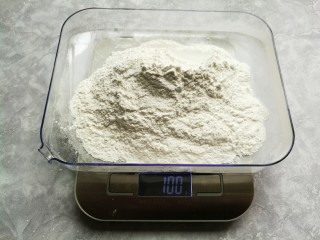 1、蜂蜜糖汁糍粑,把糯米粉称好重量。