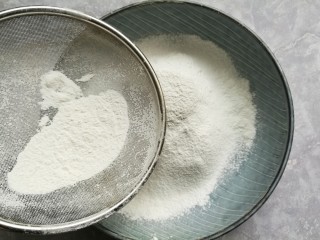 2、蜂蜜糖汁糍粑,将糯米粉过筛后备用。