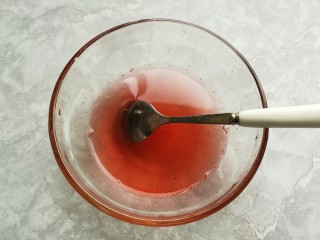 3、蜂蜜糖汁糍粑,80克的温水加入一点点红曲粉搅匀，就象牙签在红曲粉中挑一下沾入温水中即可。