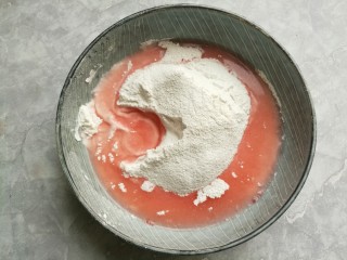 4、蜂蜜糖汁糍粑,把红曲水倒入糯米粉中。