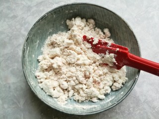 5、蜂蜜糖汁糍粑,用括号搅拌成絮状后。