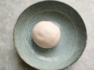 6、蜂蜜糖汁糍粑,用手揉成一个光滑的面团。