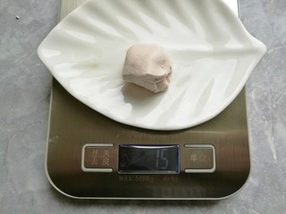7、蜂蜜糖汁糍粑,取一块面团称重15克。