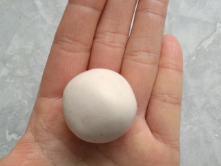 8、蜂蜜糖汁糍粑,用手搓成丸子，现在丸子颜色不明显，炸过就不一样了。