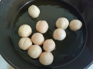 11、蜂蜜糖汁糍粑,把汤圆炸到表面起酥就可以了，不要炸太久，不然汤圆会爆开的。