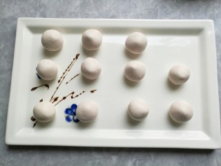 9、蜂蜜糖汁糍粑,把所有汤圆都搓好。