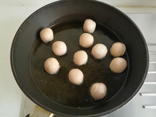 10、蜂蜜糖汁糍粑,热锅倒入适量的食用油，加热后转小火，放入汤圆煎炸，记得是小火，多翻转一下汤圆。