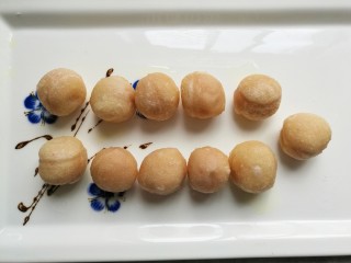 12、蜂蜜糖汁糍粑,炸好后捞出，盛入盘中。