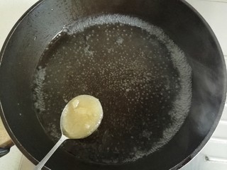 13、蜂蜜糖汁糍粑,汤圆炸好后，将油倒出，加入水烧开后，加入两勺蜂蜜。