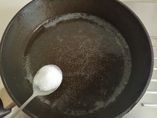 14、蜂蜜糖汁糍粑,再加入二勺砂糖。