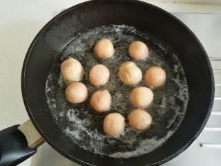 15、蜂蜜糖汁糍粑,然后加入炸好的汤圆，煮至收汁，中途再把汤圆翻一下身。