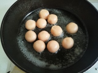 16、蜂蜜糖汁糍粑,收汁到自已喜欢的程度即可盛出。