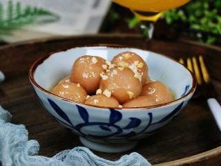 17、蜂蜜糖汁糍粑,盛出后，洒入一点花生碎一同食用。